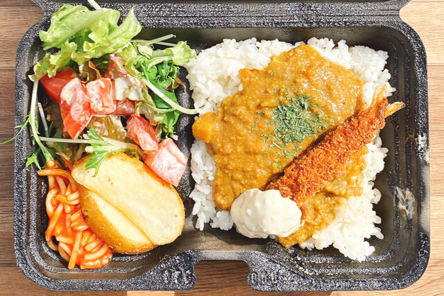 具材ゴロゴロやみつきキーマカレーとエビフライのタルタルソース添え