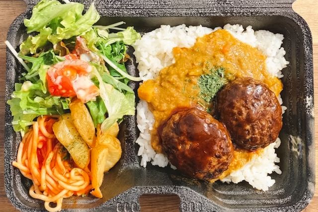 具材ゴロゴロやみつきキーマカレーと自家製ハンバーグ