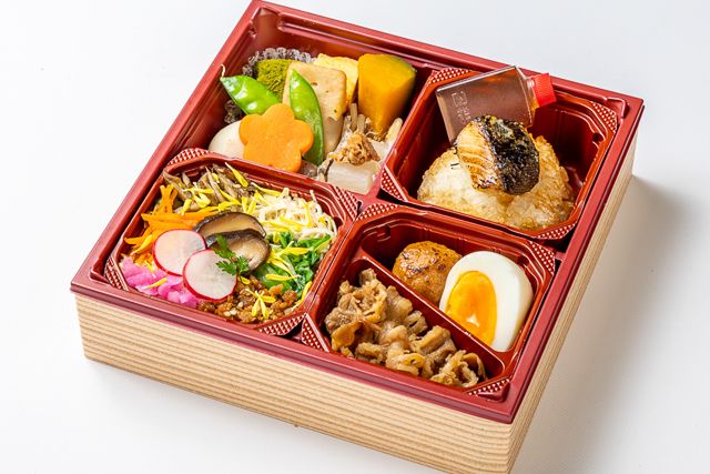 銀ダラ焼きおにぎりと二色そぼろ五菜升めし〜牛すき焼き〜