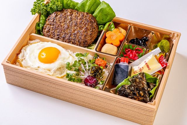 日の出ハンバーグと鶏の炭焼き御膳