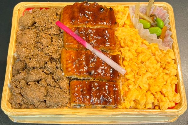 鶏そぼろ＆玉子そぼろ＆鰻のかば焼き3色弁当