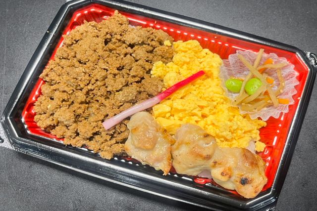 鶏そぼろ＆玉子そぼろの2色弁当（塩焼き鳥添え）