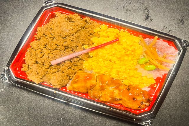 鶏そぼろ＆玉子そぼろの2色弁当（焼き鳥添え）