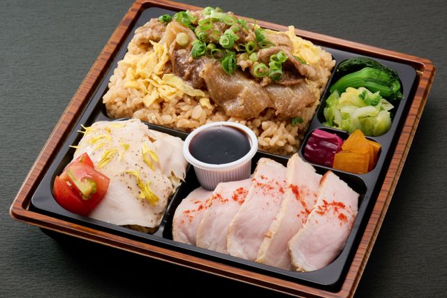 牛焼肉ビビンバとバンバンジーサラダ弁当【肉増量】