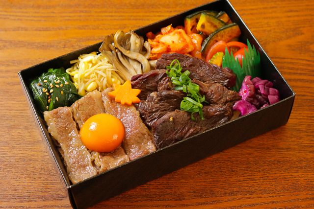 【ダブル盛り】黒毛和牛すき焼き＆牛ハラミ焼肉飯