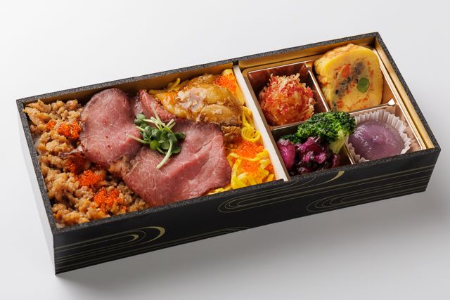 牛モモ肉の低温調理ローストビーフと鶏そぼろ 若鶏照り焼きの彩り弁当