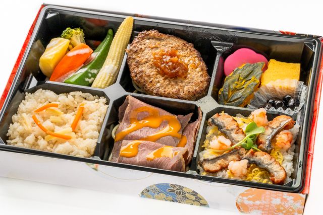 鰻と海老のチラシ寿司とローストビーフのグリルハンバーグ弁当