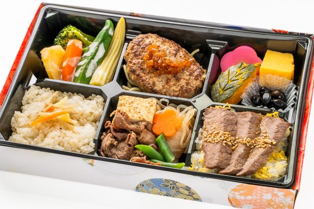 国産牛ロースステーキと国産牛ロースすき焼きのグリルハンバーグ弁当