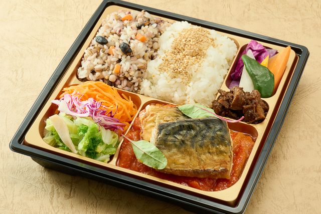 鯖のポワレバスク風 十六穀米とバーニャカウダ