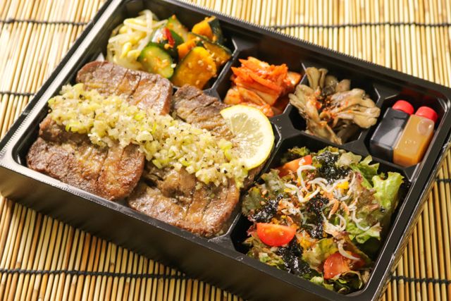 塩ダレ牛タンとからすみしらすサラダ弁当