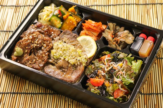 一塊之肉とからすみしらすサラダ弁当