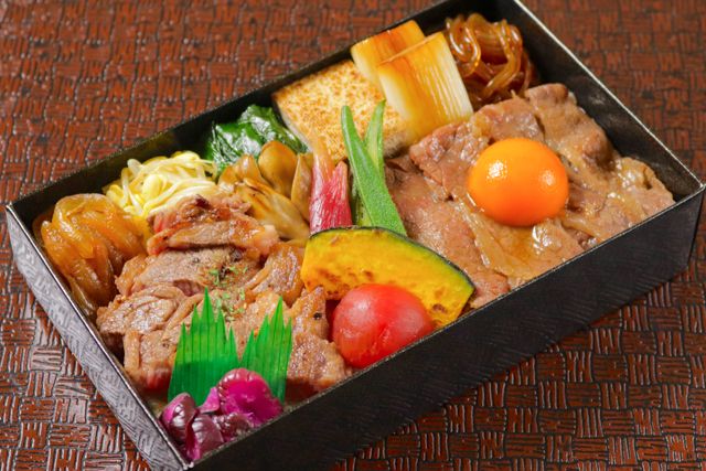 【夏季限定】黒毛和牛夏野菜すき焼きと牛ステーキ極重