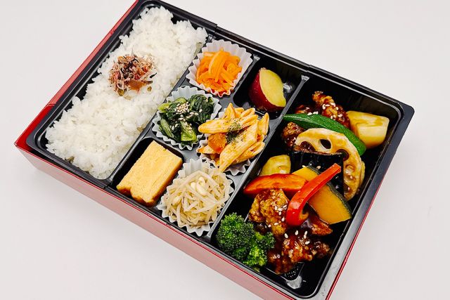 咲楽御膳（鶏唐揚げと野菜の黒酢和え）