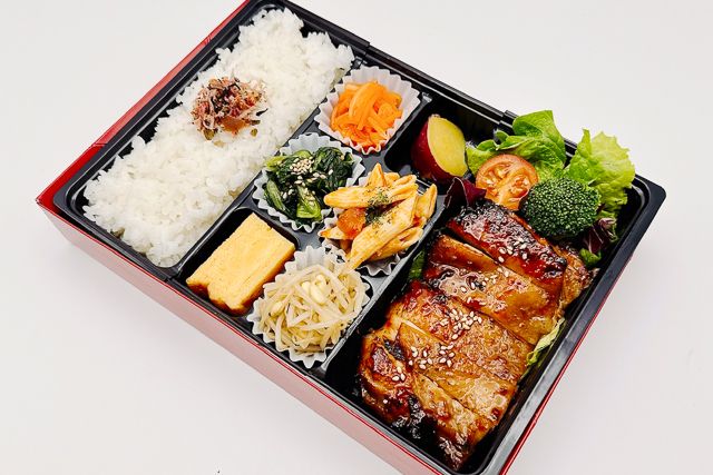 咲楽御膳（自家製ダレの炙り焼チキン）