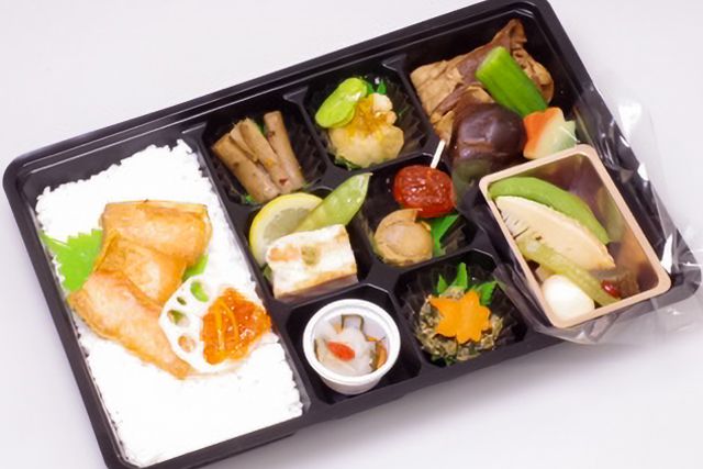 彩幕ノ内弁当 厳選牛すき焼きと鮭とイクラの親子飯