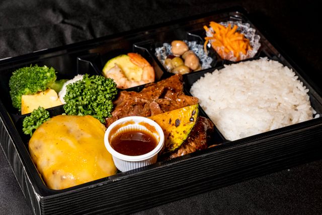 コルビージャックチーズバーグ＆スパイシーBBQポーク弁当