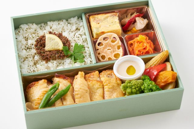 【月】チキンステーキ～トリュフソース～近江牛のレモンコンフィそぼろライス