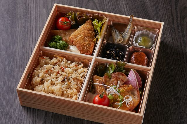 季節の炊き込みご飯と鶏の照り焼き御膳