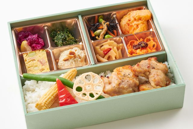 塩麹チキンと厳選8種の旬彩デリ