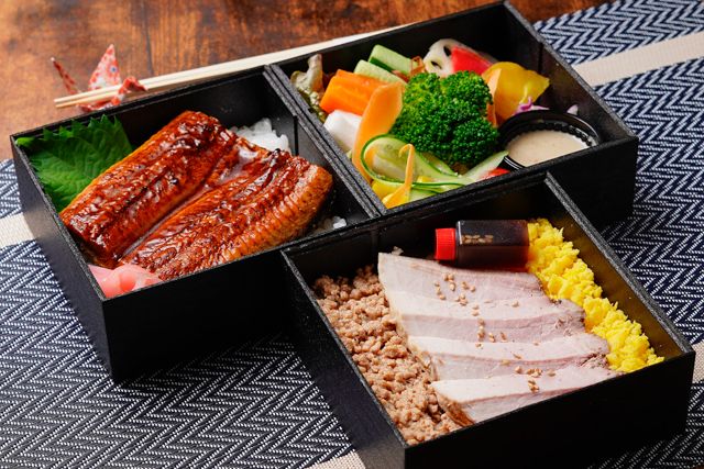 炭火焼き ポークステーキ＆鰻＆彩サラダ3段重［U-37］