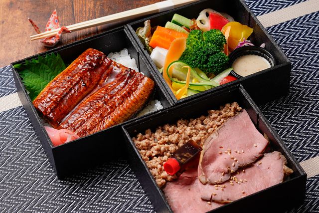 薄切り 炭火焼き ローストビーフ＆鰻＆彩サラダ3段重［U-34］