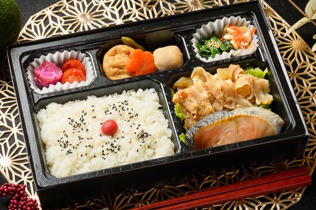 豚の生姜焼きと鮭の2種弁当