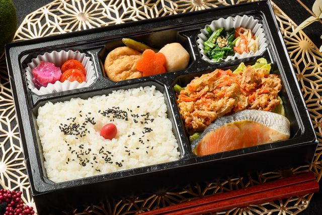 牛すき焼きと鮭の2種弁当