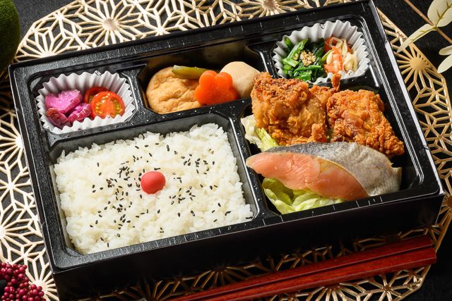 若鳥の唐揚げと鮭の2種弁当