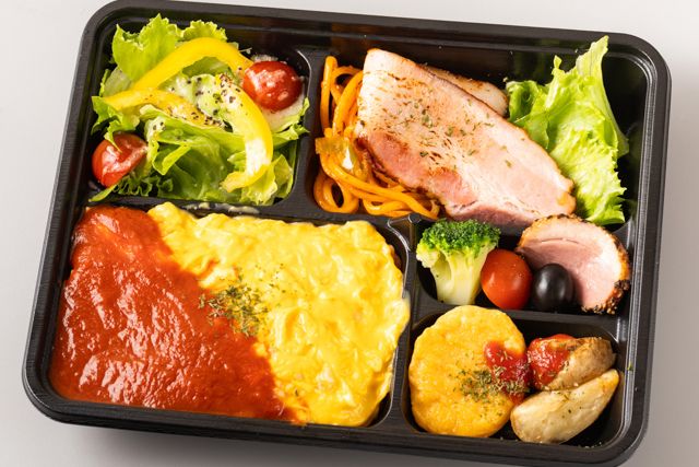 とろ～りオムライスと厚切りベーコン弁当（トマトソース）