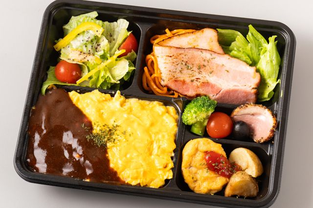 とろ～りオムライスと厚切りベーコン弁当（デミグラスソース）