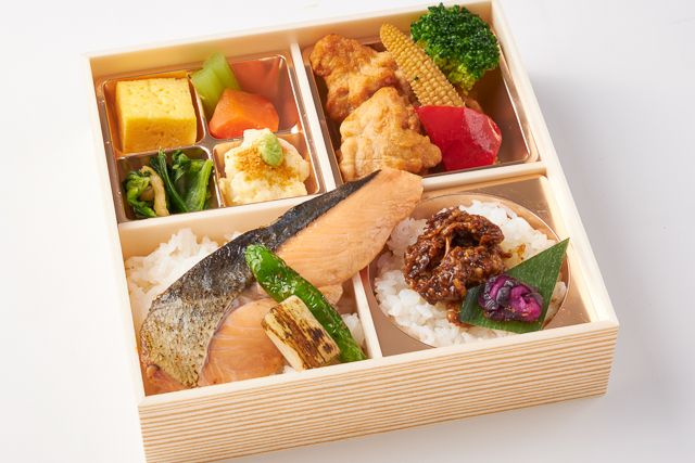国産鮭の塩焼きと若鶏の唐揚げ