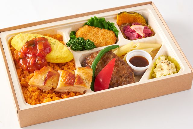 とろとろ卵のオムライスとジューシーチキンステーキ弁当