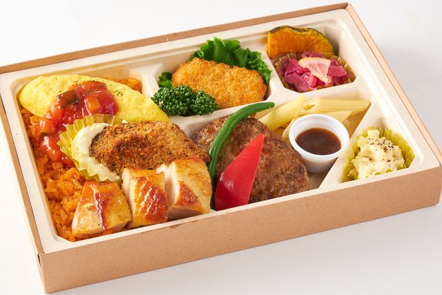 とろとろ卵のオムライスと三種メインの豪華洋食弁当