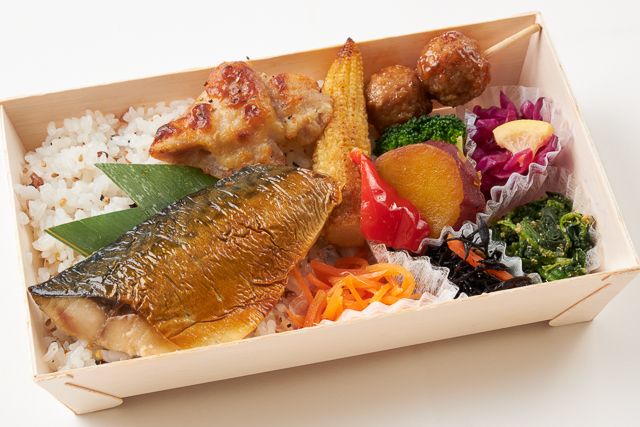 塩麹グリルチキン＆鯖の塩焼きと彩りバランスBOX（雑穀米・お茶付き）