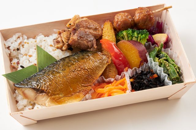 ポークジンジャー＆鯖塩焼きと彩りバランスBOX（雑穀米・お茶付き）