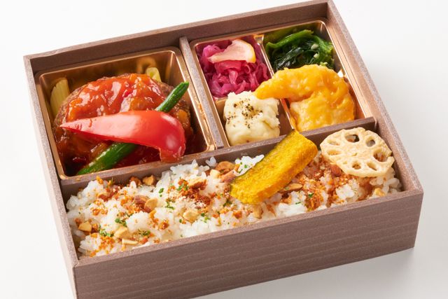 ハンバーグステーキ・完熟トマトと農園野菜のソース