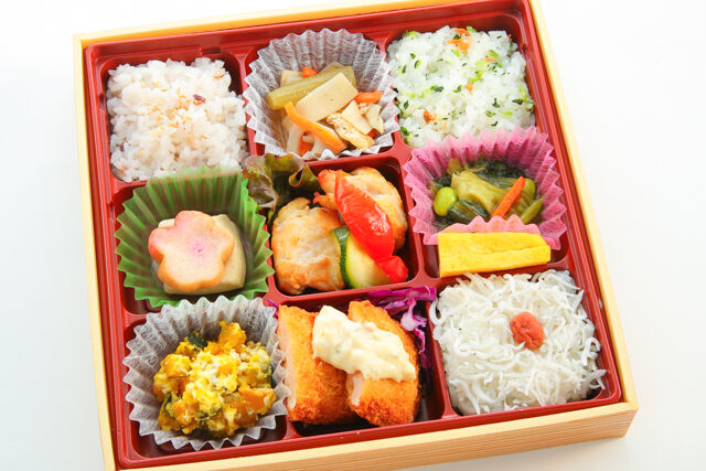 チキングリルと海老イカカツの幕の内弁当