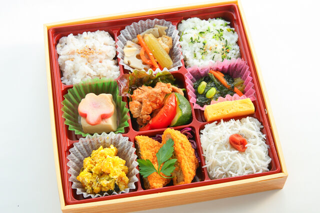 黒トリュフ風唐揚げとハラミカツの幕の内弁当