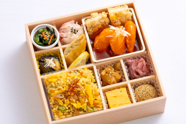 海老チリと油淋鶏と8種の中華御膳