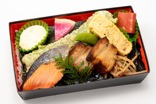 豚の角煮と焼き鮭のWメインのり弁