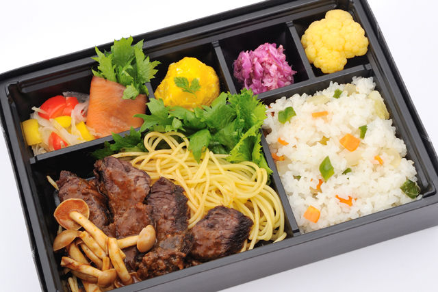 アトリエBOX～和牛ステーキのきのこソースとベジタブルピラフ～