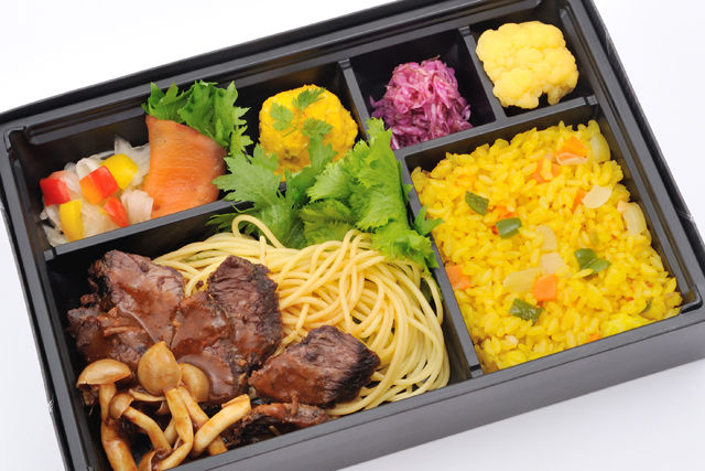 アトリエBOX～和牛ステーキのきのこソースとサフランライス～