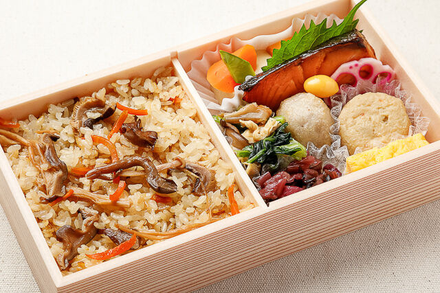 【秋限定】鮭の柚庵焼きとキノコの炊き込みご飯弁当［秋1］