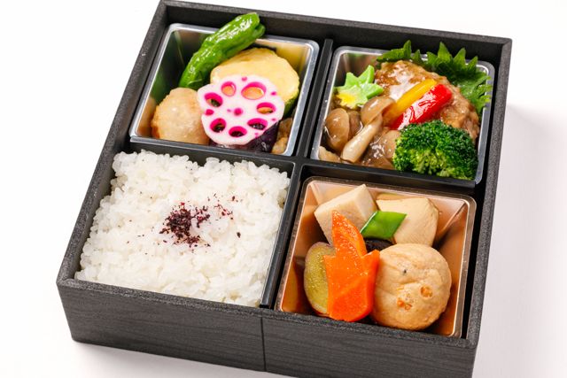 季節野菜と煮物と大豆ハンバーグのヴィーガン懐石和膳