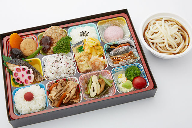 十二枡の豪華盛り合わせ御膳（うどん付き）