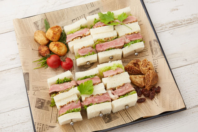 国産高級ビーフのサーロインピンチョスサンド