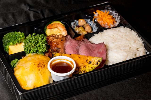 コルビージャックチーズバーグ＆サーロインステーキ＆スパイシーBBQ弁当