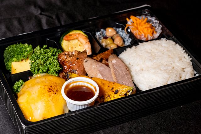 コルビージャックチーズバーグ＆スパイシーBBQ＆生ソーセージのグリル弁当