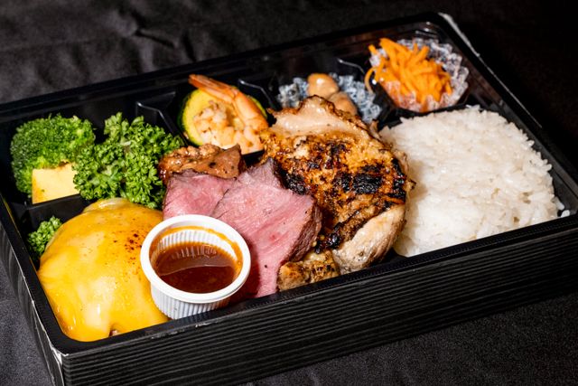 コルビージャックチーズバーグ＆サーロインステーキ＆若鶏グリル＆スパイシーBBQ弁当
