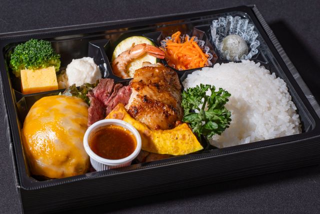 コルビージャックチーズハンバーグ＆タンドリーBBQチキン＆牛ハラミ